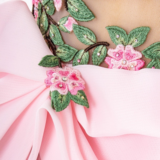 Broderie florală pe bluză